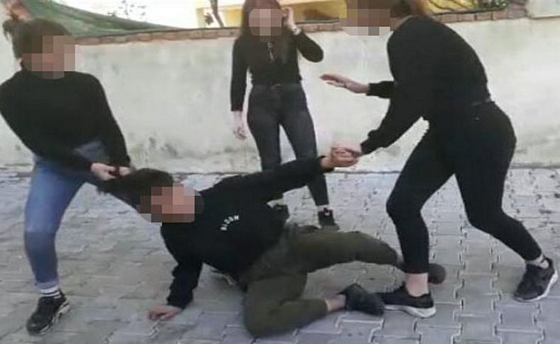 3 kız öğrenci, bir arkadaşlarını dövüp, yerde sürükledi