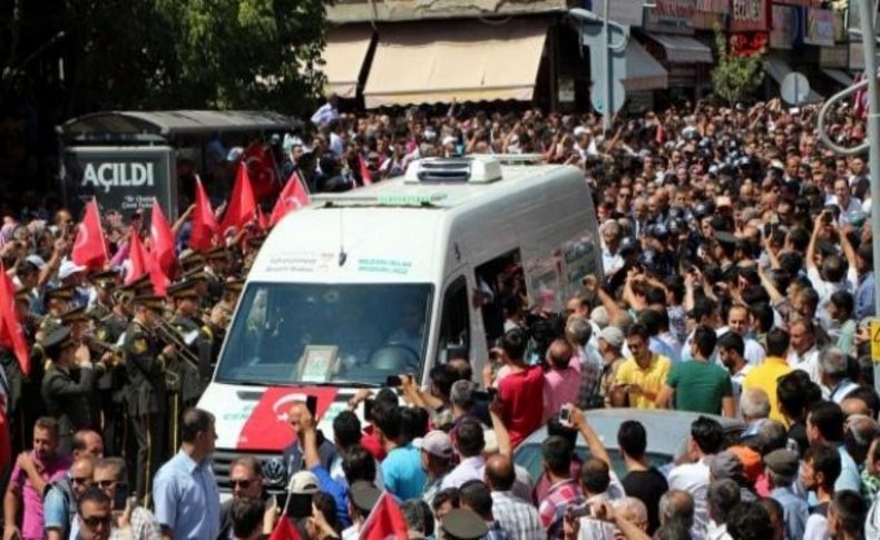 Şehit cenazesinde vekillere tepki: Mutlu musunuz!