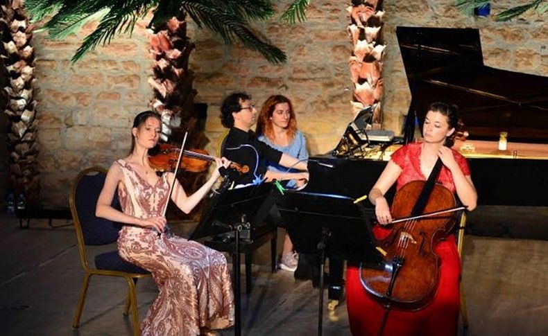 32.Uluslararası İzmir Festivali finalini Çeşme kalesinde yaptı