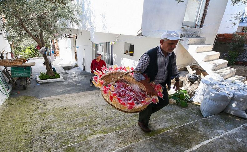 43 yıldır ekmeğini horoz şekerinden kazanıyor