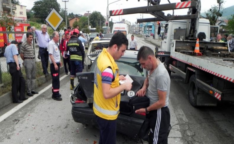 4 araçlı zincirleme kaza küçük çocuklar büyük panik yaşadı