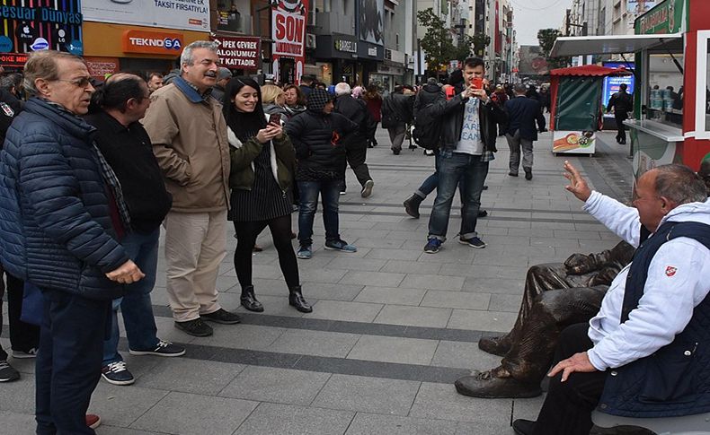 50 yıldır oturduğu banka heykeli yapıldı