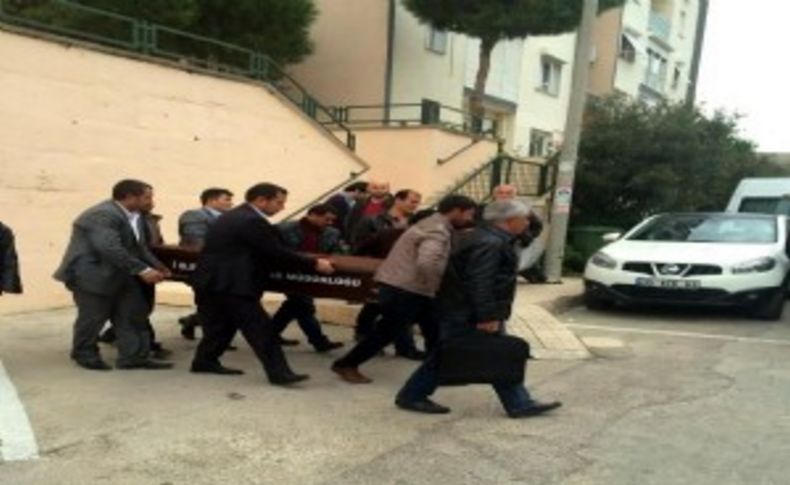 Kız arkadaşının gözü önünde canına kıydı