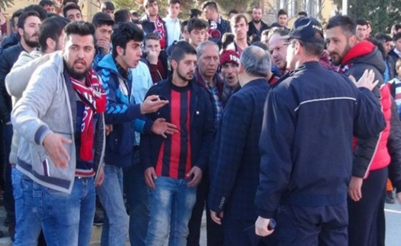 Futbolcu, zafer işareti yapınca olay çıktı