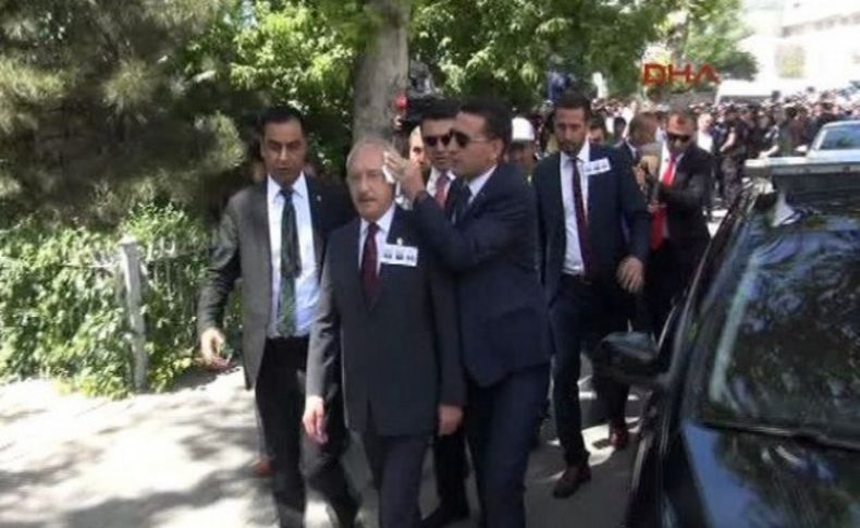 Kılıçdaroğlu'na cenazede yumurtalı saldırı