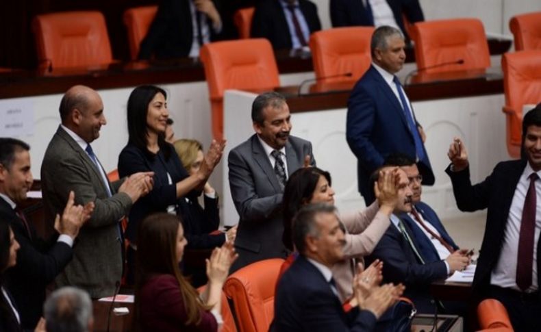 Peki şimdi ne olacak! HDP'li vekillerden protesto