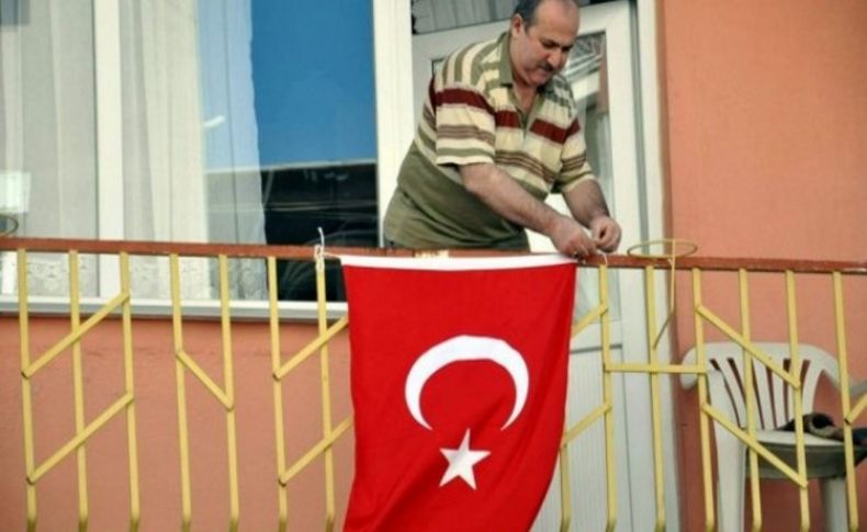 Ve balkondaki 'bayrak asan dayı' konuştu