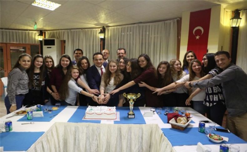 Bornova'nın şampiyon kızlarına pastalı kutlama