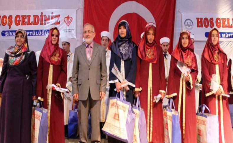64 hafıza törenle taç giydirildi