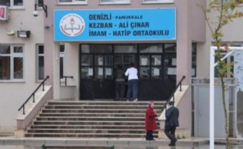 Okulda namaz kılarken başına alçı düştü