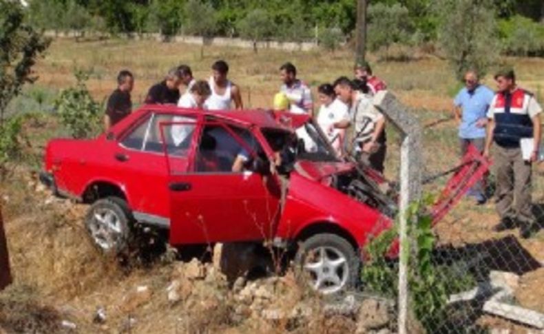 Tarlaya uçan otomobilde 2 kişi yaralandı