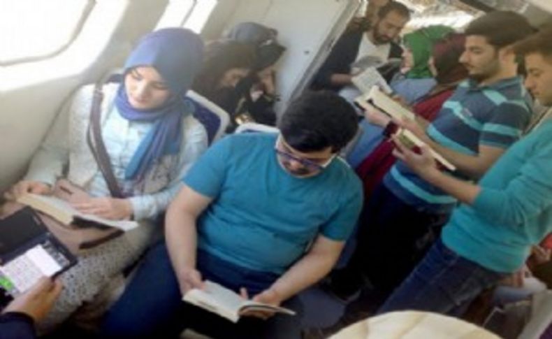 O isime destek için İZBAN’da kitap okuma eylemi
