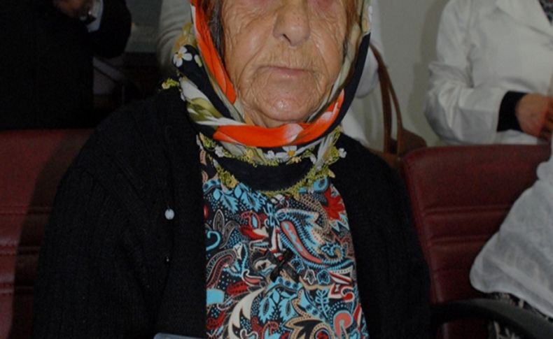 83 yıl sonra kimlik sahibi olan Nigar teyzeye Kaymakam Yırık'tan Kürtçe jest