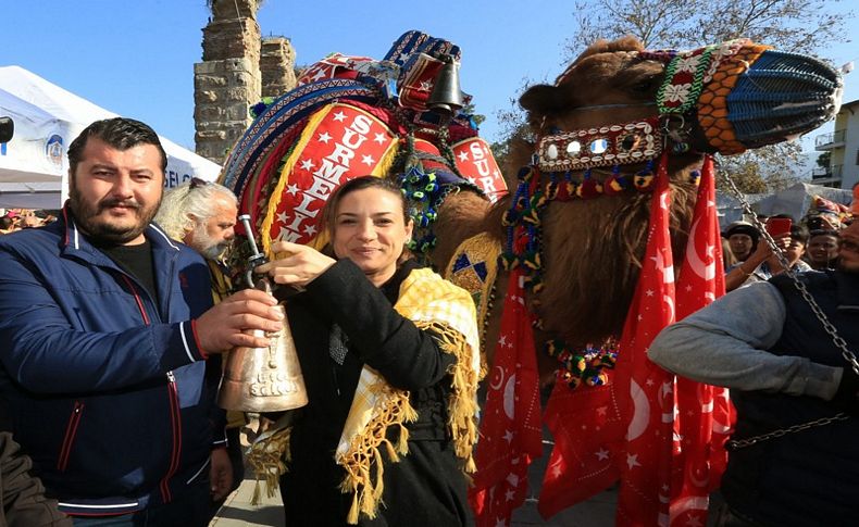 Efes Selçuk'ta süslü develer görücüye çıktı