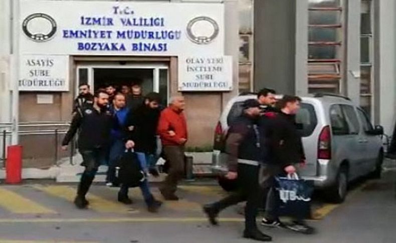 İzmir merkezli FETÖ operasyonunda gözaltına alınan 99 şüpheli adliyeye sevk edildi