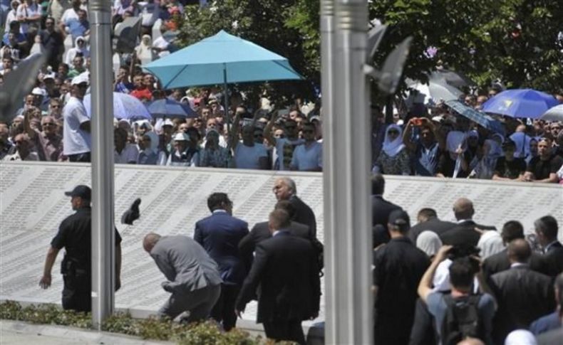Srebrenitsa'da Sırbistan Başbakanı'na saldırı