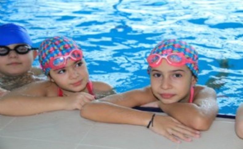 Buca’da özel çocuklara yüzme şenliği