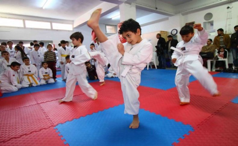 Bayraklı'da taekvondocular kuşaklarına kavuştu