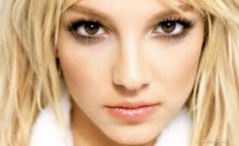 Britney aşk sarhoşu!