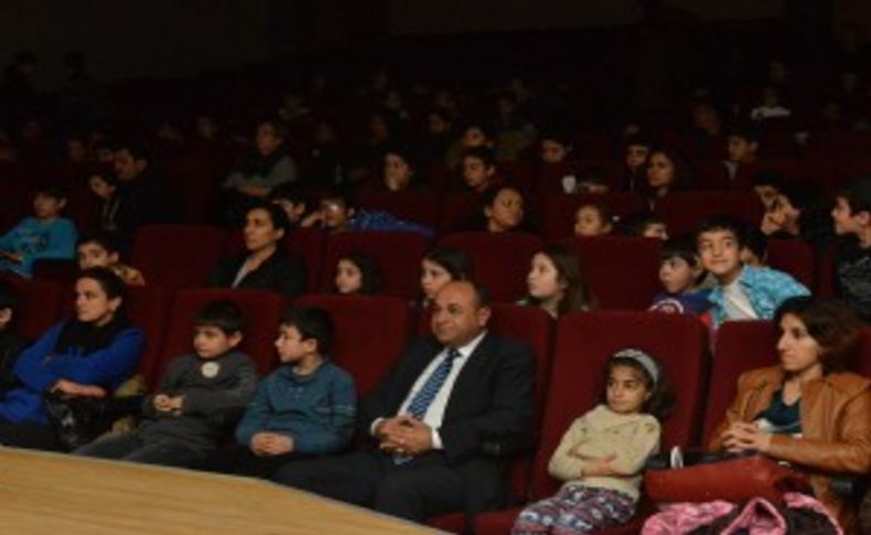 Hasan Arslan çocuklarla film izledi