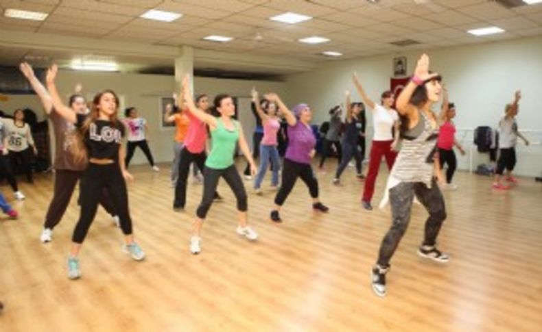 Bayraklı'da kadınlar zumba ile zayıflıyor