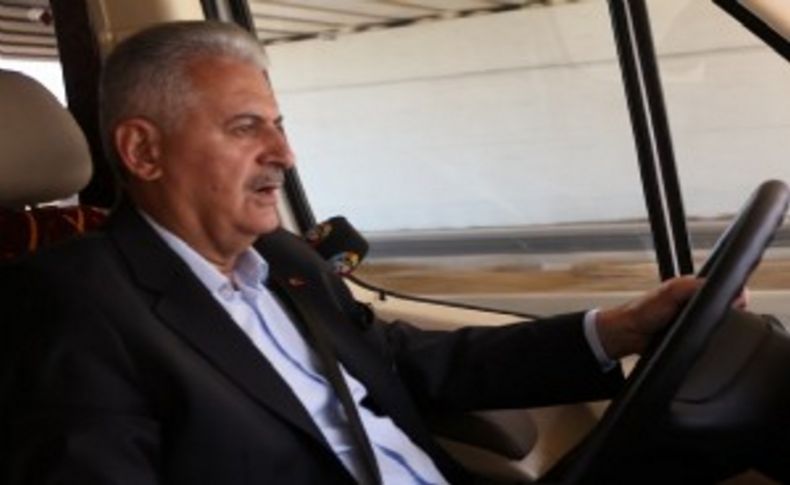 Binali Yıldırım şoför koltuğuna geçti: Otoyolu tanıttı