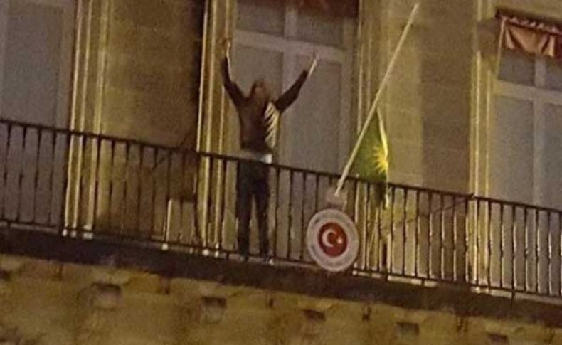 PKK yandaşları Türk konsolosluğuna saldırdı