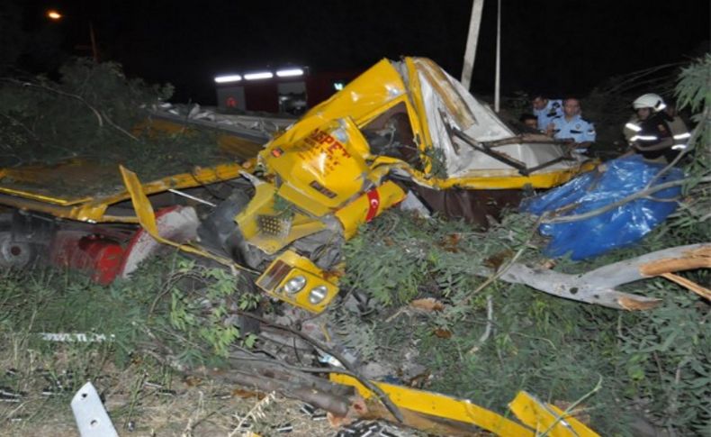 Lastiği patlayan TIR sulama kanalına devrildi: 1 ölü