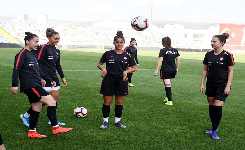 A Milli Kadın Futbol Takımı ilgi bekliyor