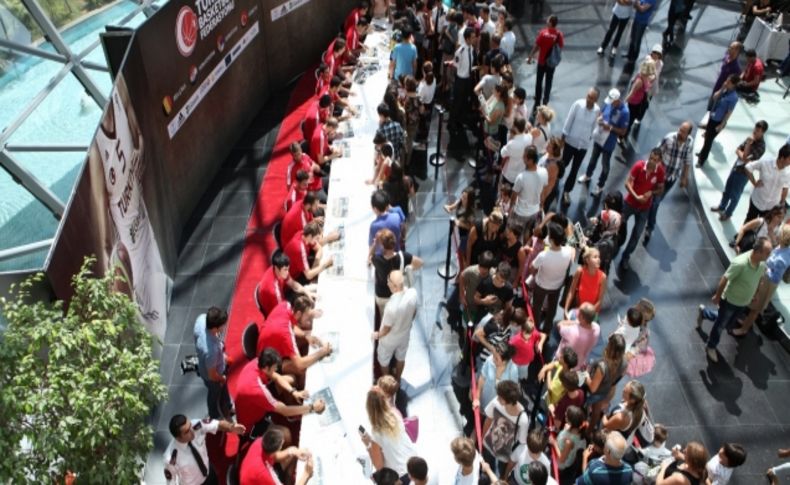 A Milli Basketbol Takımı hayranlarına imza dağıttı