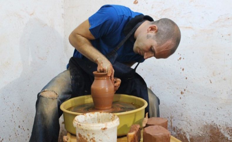 ABD'den geldi, çömlekçi oldu