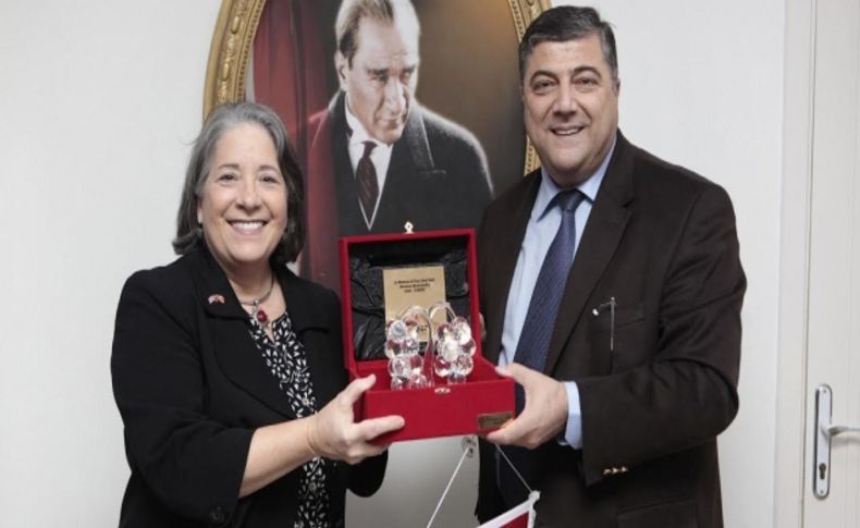 ABD’li kadın başkandan Başkan Sındır’a övgü