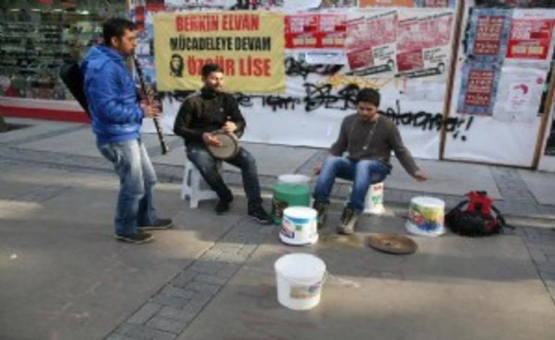 İzmir'de sokaklar müzik ile ısınıyor