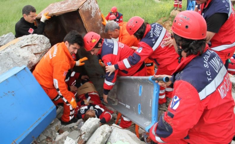 Adana'da enkazdan yaralı kurtarma tatbikatı gerçeğini aratmadı