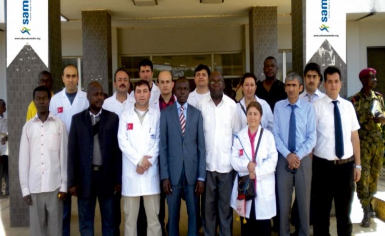 Adanalı doktorlor tatillerini Afrika'da sağlık taraması yaparak geçiriyor