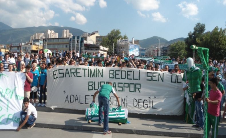 Adliye önünde dar ağacı kurup tabutla cezaları protesto ettiler