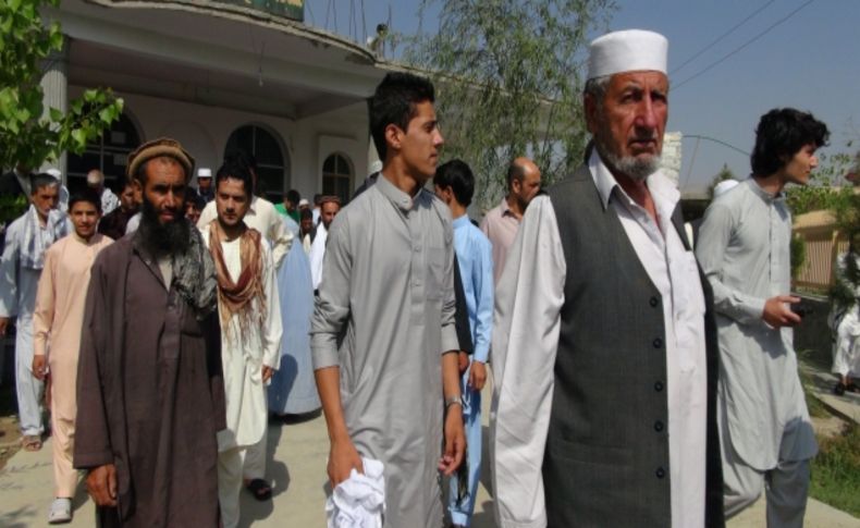 Afganistan'da halk bayram namazını kılmak için camilere akın etti