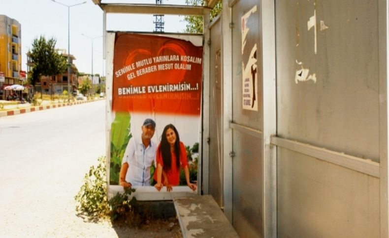 Afişlerle gelen evlenme teklifi