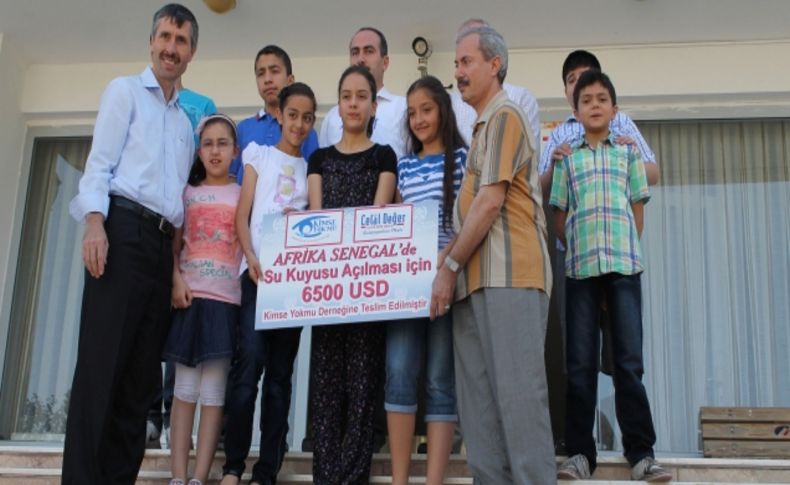 Afrika'daki su kuyusu için küpesini sattı