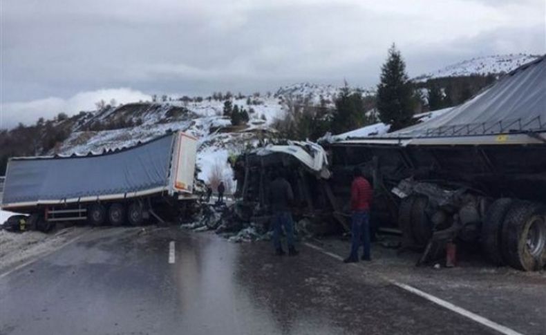 Afyon'da zincirleme trafik kazası: 18 yaralı