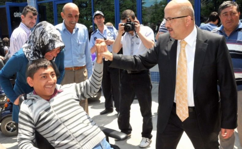 Afyonkarahisar Belediyesi 335 engelliyi akülü araçla sevindirdi