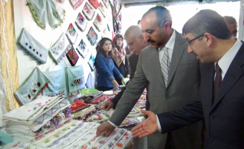 Ağrı'da öğrenciler yararına kermes düzenlendi