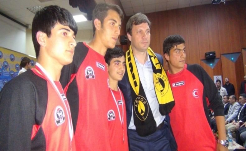 Ağrı'da 'Yılın Spor Adamları' ödüllerini aldı