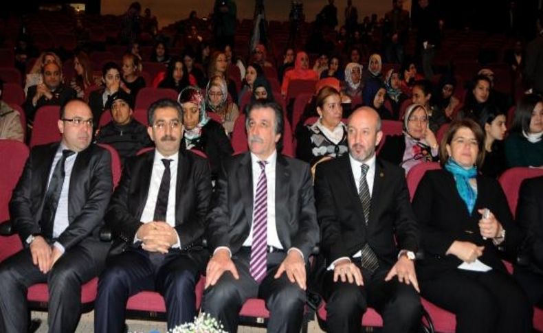 Aile Ve Sosyal Politikalar Bakanliği Müsteşari'ndan Kadina Şiddet Haberlerine 'karpuz Kabuğu' Benzetmesi