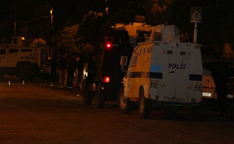 Ak Parti ilçe binasına saldırdı
