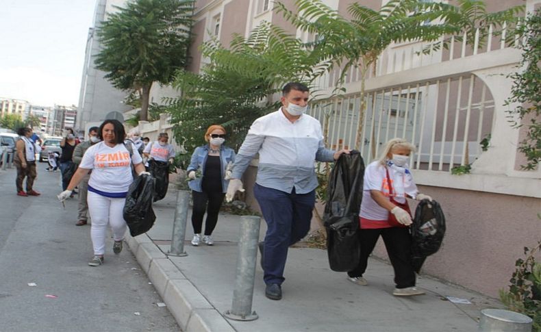 AK Parti Konak hem çöp topladı hem toplamayanı eleştirdi