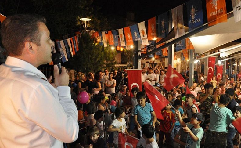 AK Partili Başkan İzmir Marşı'nı söyledi