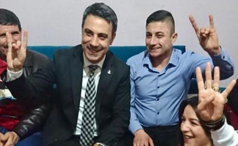 AK Partili Yıldırım'dan ev ziyaretinde bozkurt işareti