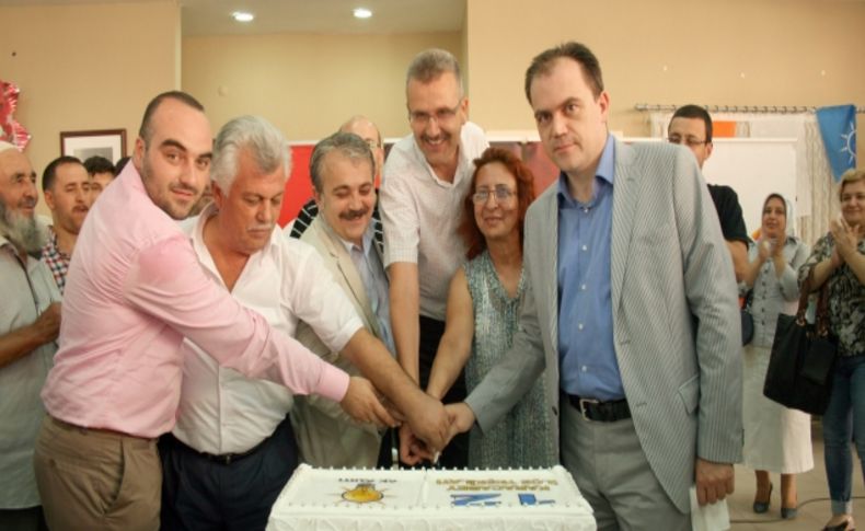 AK Parti 12. yaşını pasta keserek kutladı