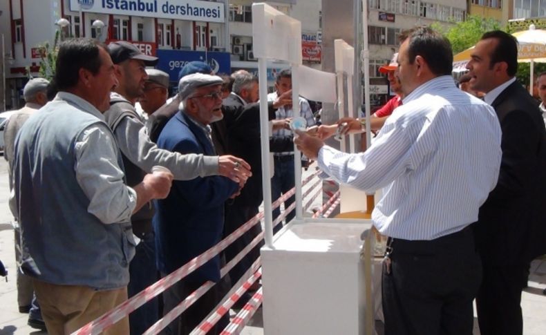 AK Parti Aksaray İlçe Teşkilatı milli içecek ayran dağıttı